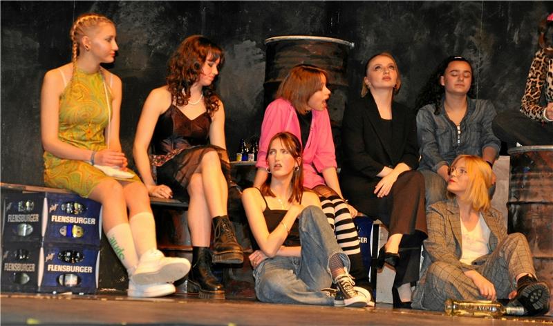 Theater-Premiere für "Lost Place" am CvD-Gymnasium: Wo vorher auch mal ausnehmende Langeweile herrscht, beginnt plötzlich reihum ein Seelen-Striptease mit katastrophalen Folgen und Horror-Garantie. Foto: Heine