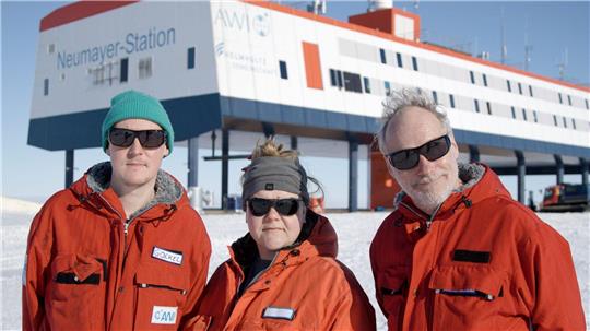 Theater in der Antarktis - Regisseur Jan-Christoph Gockel und seine Schauspiel-Kollegen Julia Gräfner und Wolfram Koch (l-r)