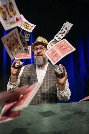 Theaterdirektor Marco Assmann wird am heutigen Freitag zum Trickspieler.