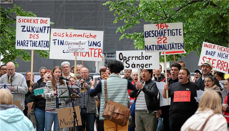 Halberstadt: „Harztheater“ bangt um die Zukunft Theaterleute singen und demonstrieren am Donnerstag vor dem Landtag in Magdeburg für den Erhalt des Nordharzer Städtebundtheaters. Foto: Ronny Hartmann/dpa