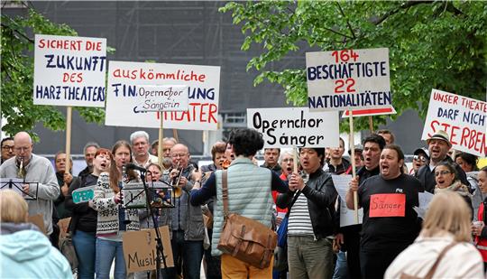 Theaterleute singen und demonstrieren am Donnerstag vor dem Landtag in Magdeburg für den Erhalt des Nordharzer Städtebundtheaters. Foto: Ronny Hartmann/dpa