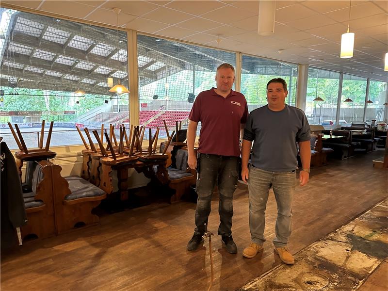 Theke weg und Stühle auf den Tischen: Die neuen Pächter Thomas Kühne und Klaus Waibel (nicht im Bild) sind dabei, die Gaststätte des Eisstadions umzugestalten, sehr zur Freude von BTG-Geschäftsführer Dirk Becker (rechts). Fotos: Eggers