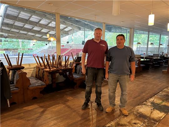 Theke weg und Stühle auf den Tischen: Die neuen Pächter Thomas Kühne und Klaus Waibel (nicht im Bild) sind dabei, die Gaststätte des Eisstadions umzugestalten, sehr zur Freude von BTG-Geschäftsführer Dirk Becker (rechts). Fotos: Eggers