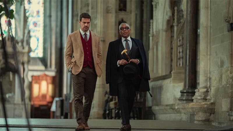 Landadel und Gangster – Neue Folgen von „The Gentlemen“ Theo James (l) hier zu sehen als Eddie Horniman und Giancarlo Espositoals Stanley Johnston. (Handout)