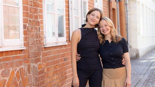 Theresa Scholze als Flora Mahler (rechts) und Greta Geyer als Filmtochter Jasmin spielen in der neuen Staffel der in Lüneburg spielenden Vorabendserie „Rote Rosen“ zentrale Rollen. (Archivbild)