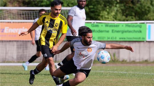Thiedes Bünyamin Öztürz bringt Okers Tahan Nabhani zu Fall. Die Gäste aus Salzgitter, Aufsteiger aus der Nordharzliga, bleiben nach vier Spieltagen ungeschlagen. Oker hat erst einen Zähler auf dem Konto. Foto: Drechsler