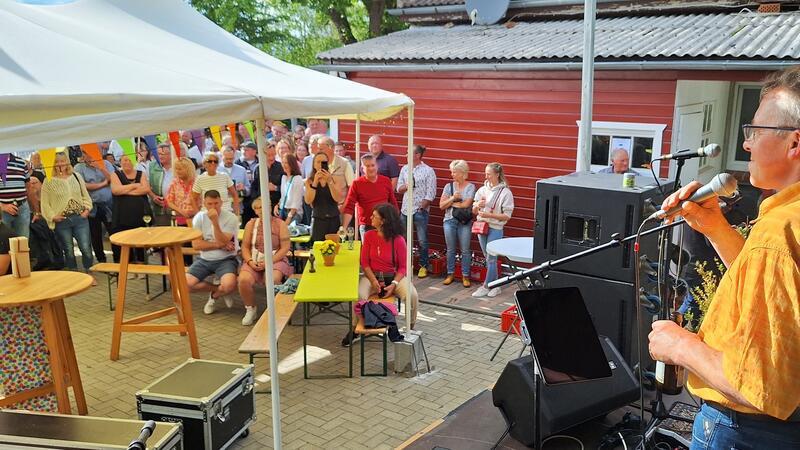 Thilo Dülsner hält bei der Feier zum 25 jährigen Bestehen seines Betriebs eine Rede.