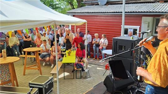 Thilo Dülsner hält bei der Feier zum 25 jährigen Bestehen seines Betriebs eine Rede.