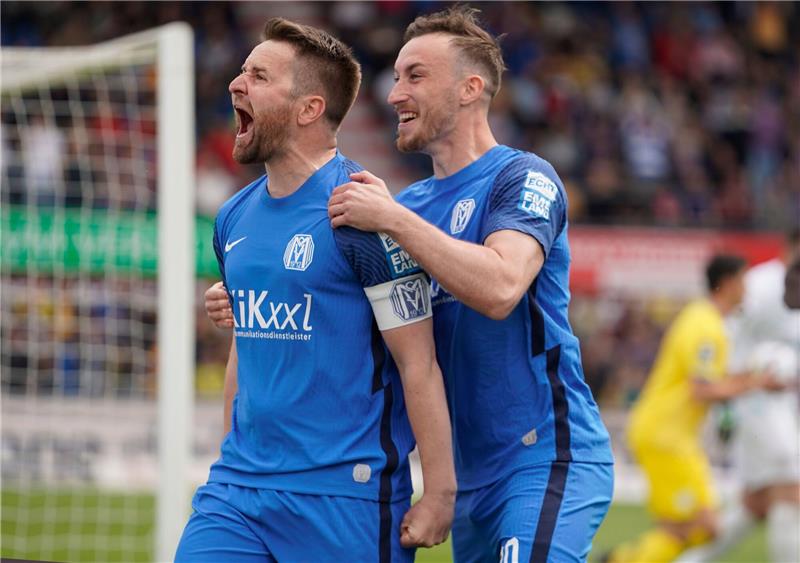 Leugers hört als Sportlicher Leiter beim SV Meppen auf Thilo Leugers (l) und Mike-Steven Bähre vom SV Meppen jubeln nach Leugers 1:0-Treffer.