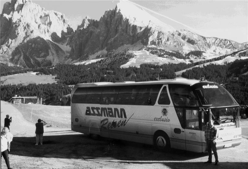 Assmann-Reisen in Lautenthal: Harzer Unternehmen wird 100 Jahre alt Thomas Aßmann posiert mit seinem nagelneuen Reisebus.