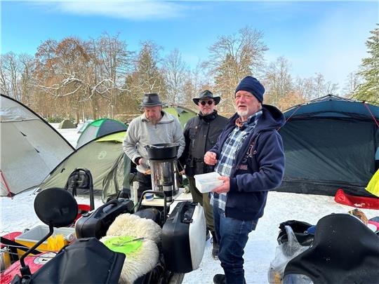Thomas Augusti aus dem Hunsrück sowie Reinhard Falkenstein und Rolf „Gaga“ Simon aus der Eifel zelten zum Winterfest auf der Walpurgiswiese im Kurpark in der Nähe des Kurhauses St. Andreasberg. Fotos: Eggers