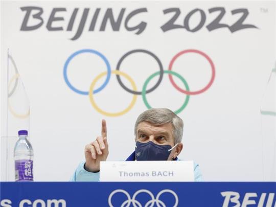 Thomas Bach, Präsident des Internationalen Olympischen Komitees (IOC), spricht auf einer Pressekonferenz. Foto: -/kyodo/dpa