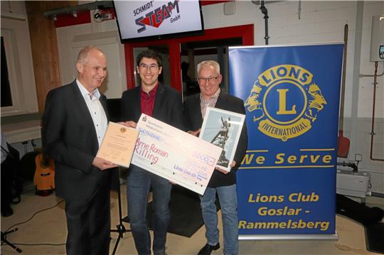 Thomas Brych (li.), Präsident des Lions-Clubs Goslar-Rammelsberg, und Preis-Sponsor Jürgen Braun (re.) zeichnen Arne Roman Rilling aus. Foto: Gereke