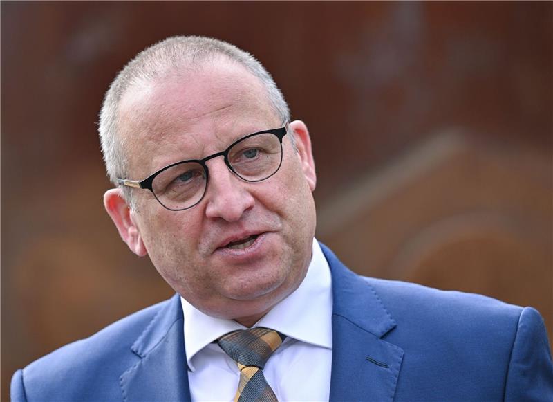 Thomas Bünger, CEO von ArcelorMittal Bremen und Eisenhüttenstadt, nimmt an einer Pressekonferenz teil.