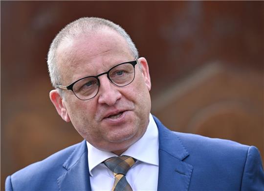Thomas Bünger, CEO von ArcelorMittal Bremen und Eisenhüttenstadt, nimmt an einer Pressekonferenz teil.