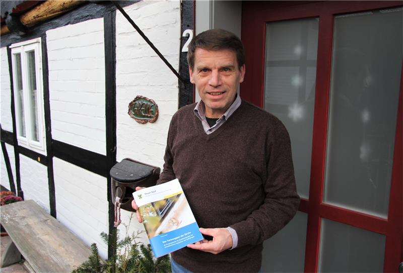 Thomas Capelle präsentiert die neue Broschüre „Unser Dorf“, die jetzt an die Haushalte verteilt wird.  Foto: Hohaus