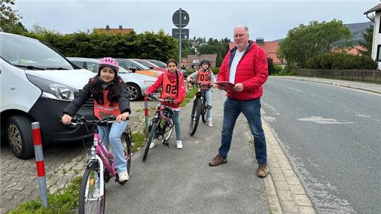 Thomas Dammert, der Verkehrserziehungslehrer der Wurmbergschule kontrolliert den Start der Schülerinnen Sarah Alizada, Nejla Cosovic und Anida Dastovic (von vorn nach hinten).