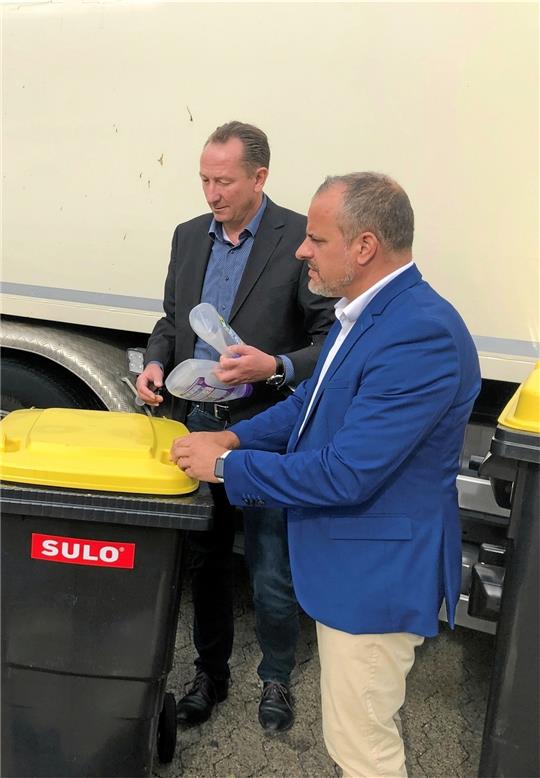 Thomas Ebert, Leiter der Kreiswirtschaftsbetriebe Goslar, mit Ralph Bogisch, Vorsitzender des Kreistags-Betriebsausschusses. Foto: Stade