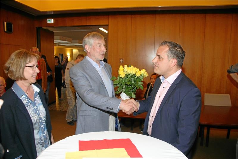Thomas Ebert gratuliert dem Gewinner Ralf Abrahms zu dessen Wahlsieg. Links Abrahms’ Ehefrau Ulla Lenk.  Fotos: Schlegel