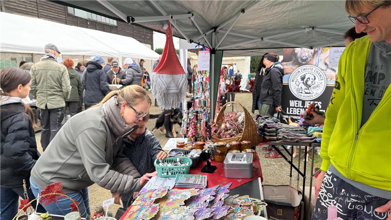 Thomas Eckel (rechts) bietet allerlei selbsthergestelltes Kunsthandwerk beim Winterbasar im Tierheim Eckertal an.