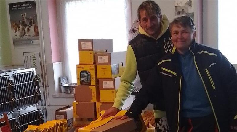 Thomas Eckel übergibt Birgit Sorge vom Tierheim Derenburg zahlreiche Kartons voller Tierfutter und -zubehör.