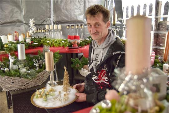 Thomas Eckel zeigt die Adventsgestecke und Arrangements, die in seiner Werkstatt entstehen. Fotos: Neumann