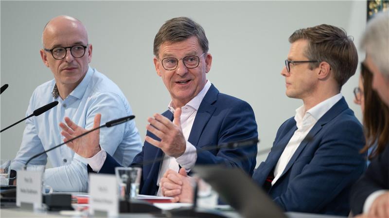 Thomas Edig (M), Geschäftsführer Personal und Organisation, wirbt mit einer Wechselprämie für einen Wechsel nach Wolfsburg.