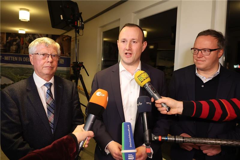 Gegenwind von der Straße: AfD verliert Landratswahl Thomas Fühmann (l-r, CDU), scheidender Landrat, Christian Herrgott (CDU), Wahlsieger, und Mario Voigt, CDU-Vorsitzender in Thüringen zeigen sich erleichtert nach der Bekanntgabe der Ergebnisse.