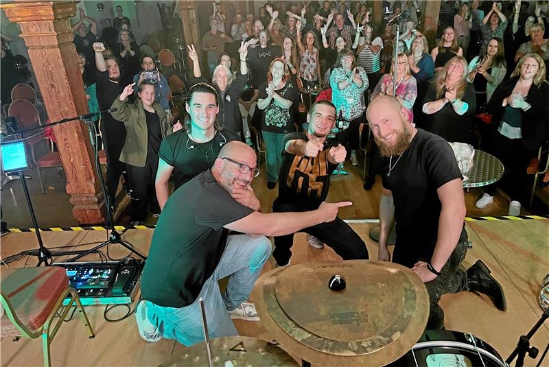 Thomas Godoj: Ein Superstar – in Harzburg zum Greifen nah Thomas Godoj (Mitte) begeistert und verzaubert im Schloss seine gut 150 Fans. Mit an seiner Seite die Band mit Oliver „oZ“ Schmitz (Drums, vorne links), Arjuna de Souza (Gitarre, hinten links) und Sebastian Heuckmann (Piano, rechts). Fotos: Schlegel/Junited Photography, Julia Scheibeck