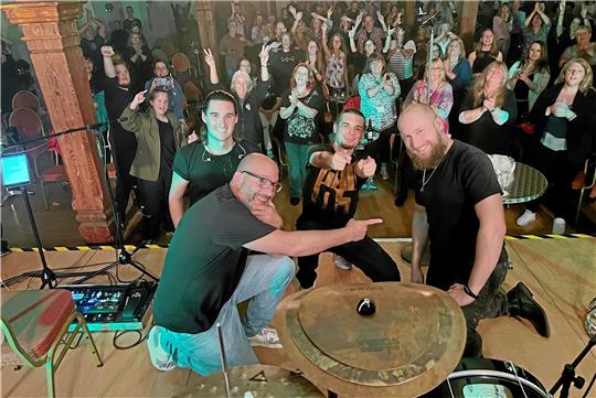 Thomas Godoj (Mitte) begeistert und verzaubert im Schloss seine gut 150 Fans. Mit an seiner Seite die Band mit Oliver „oZ“ Schmitz (Drums, vorne links), Arjuna de Souza (Gitarre, hinten links) und Sebastian Heuckmann (Piano, rechts). Fotos: Schlegel/Junited Photography, Julia Scheibeck