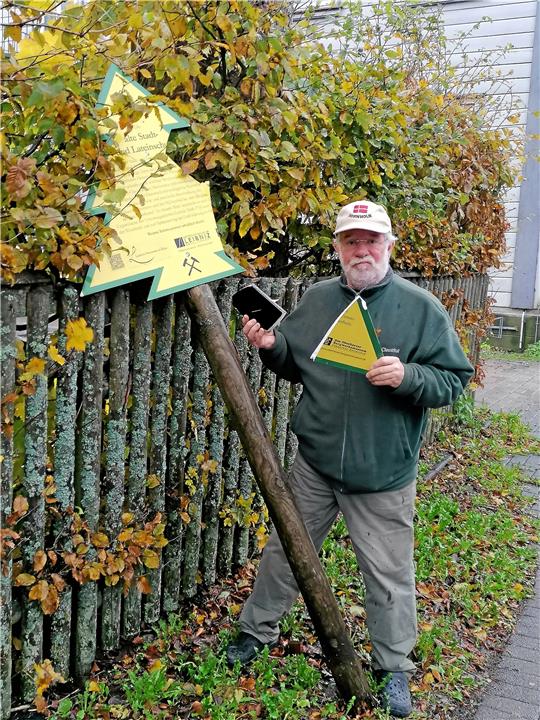 Thomas Gundermann muss als Tannenbeauftragter des OGMV ständig kaputte Info-Tafeln ersetzen – wie hier an der alten Lateinschule in der Graupenstraße. Foto: Privat