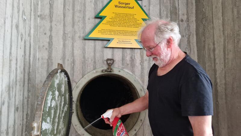 Thomas Gundermann reinigt das Bullauge, damit Besucher des Stadtfestes einen guten Durchblick haben.