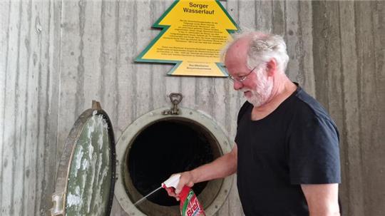 Thomas Gundermann reinigt das Bullauge, damit Besucher des Stadtfestes einen guten Durchblick haben.