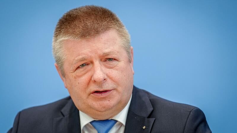 Verfassungsschutz: Liste mit unliebsamen Wissenschaftlern? Thomas Haldenwang ist Präsident des Bundesamtes für Verfassungsschutz. Das Bundesamt dementierte, eine Liste mit unliebsamen Wissenschaftlern erhalten zu haben.