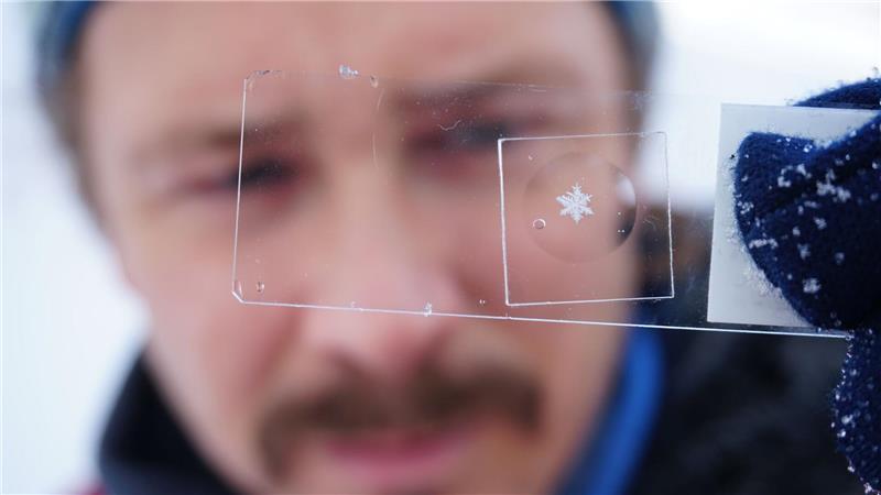 Thomas Hoffmann präsentiert eine konservierte Schneeflocke.