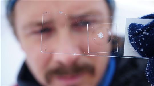Thomas Hoffmann präsentiert eine konservierte Schneeflocke.