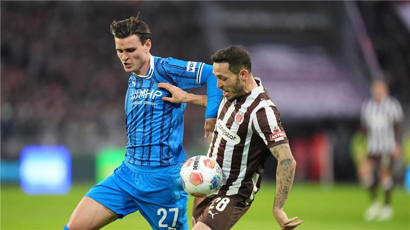 Trendwende trotz Roter Karte: St. Pauli besiegt Heidenheim Thomas Keller (l, 1. FC Heidenheim 1846) und Mathias Pereira Lage (FC St. Pauli) kämpfen um den Ball.