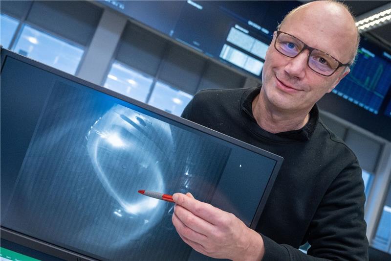 Experte: Fusionskraftwerk kommt nicht schneller Thomas Klinger, Direktor am Max-Planck-Institut für Plasmaphysik, zeigt ein Bild eines Wasserstoffplasma.