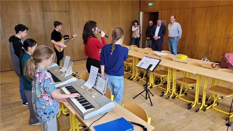 Harzburg-Stiftung spendet 2300 Euro für Musikvideo-Projekt Thomas Kregel und Hans-Heinrich Haase-Fricke (v.r.) bekommen von der Schulband eine Kostprobe.