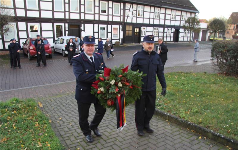 Thomas Markwort und Henning Rostock legen in Klein Mahner den Kranz nieder. Foto: Hohaus