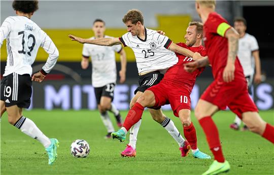 Thomas Müller (Mitte) gehört wieder zum Aufgebot der deutschen Nationalmannschaft. Für das Team von Bundestrainer Joachim Löw beginnt das Turnier am 15. Juni.  Foto: Christian Charisius