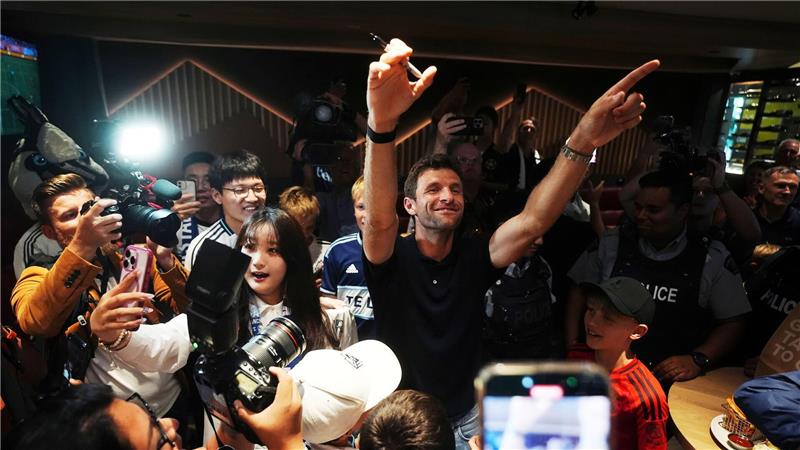 Bilder des Tages Thomas Müller bei seiner Ankunft aus Deutschland am Vancouver International Airport.
