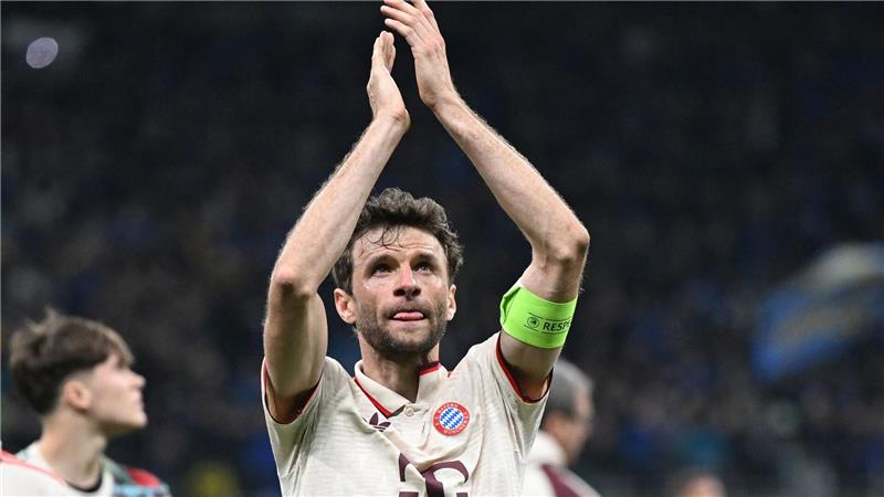 Müllers Abschiedsschmerz und Kimmichs Klartext Thomas Müller dankt den mitgereisten Fans für die lautstarke Unterstützung.