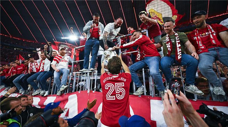 Thomas Müller feiert mit den Fans.