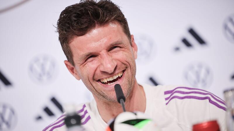 Jodler und kein Hofnarr: Müller als EM-Sonderbotschafter Thomas Müller hatte auf der Pressekonferenz gute Laune.