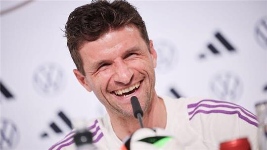 Thomas Müller hatte auf der Pressekonferenz gute Laune.