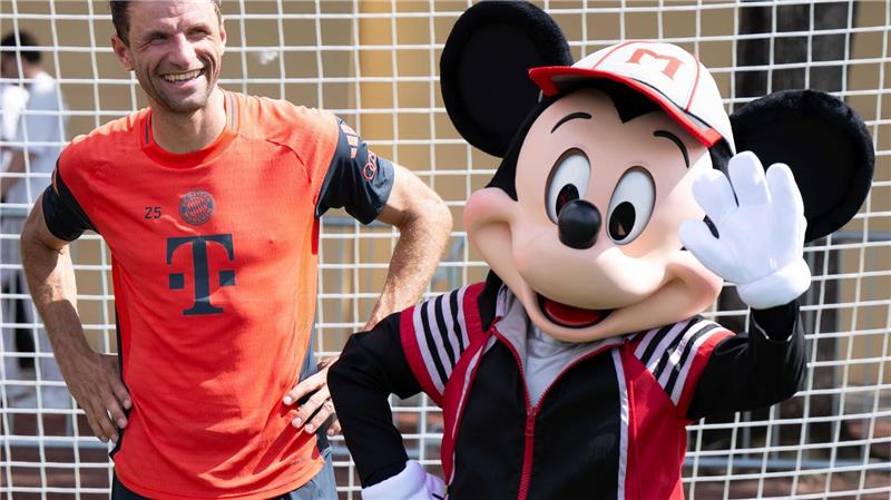 Eberls große Transferaufgaben: Ersatz für Sané und Müller Thomas Müller, hier in Orlando mit Micky Maus, ist nach der Club-WM weg.