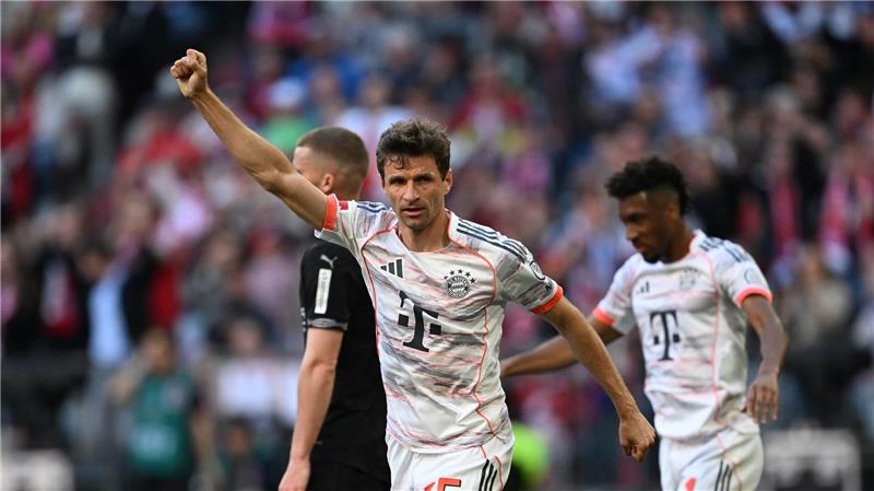 Thomas Müller jubelt in seinem letzten Bayern-Heimspiel über das Führungstor.