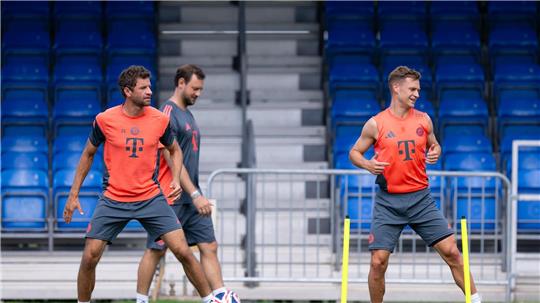 Thomas Müller (l) spielt bei der Club-WM letztmals für den FC Bayern