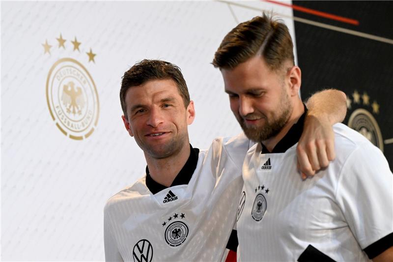 „Fülle” oder Müller? - DFB-Team im Costa-Rica-Tunnel Thomas Müller (l) und Niclas Füllkrug nach einer DFB-Presskonferenz.